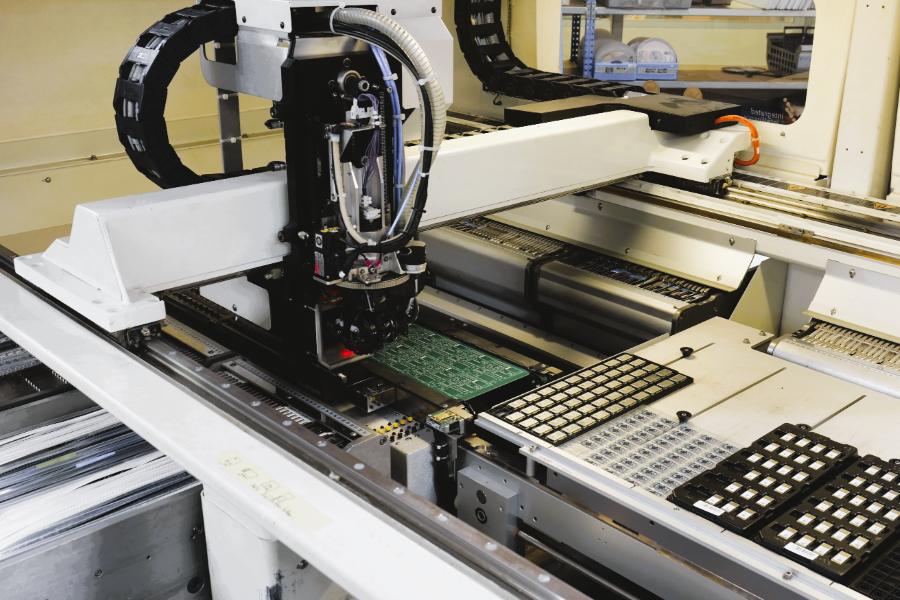 Assemblage des composants électroniques